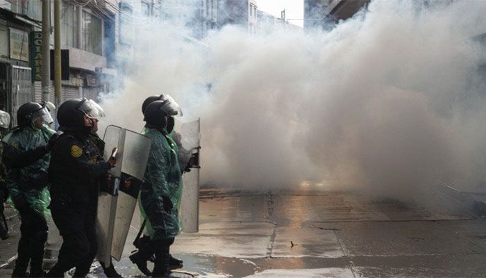 Riot police clash with anti-government protesters in Puno, Peru, on January 9, 2023. || Photo: AFP